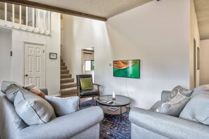 TV, DVD player, books, offices - Monthly Stays! Family Home Close to Parks (Colorado Springs)