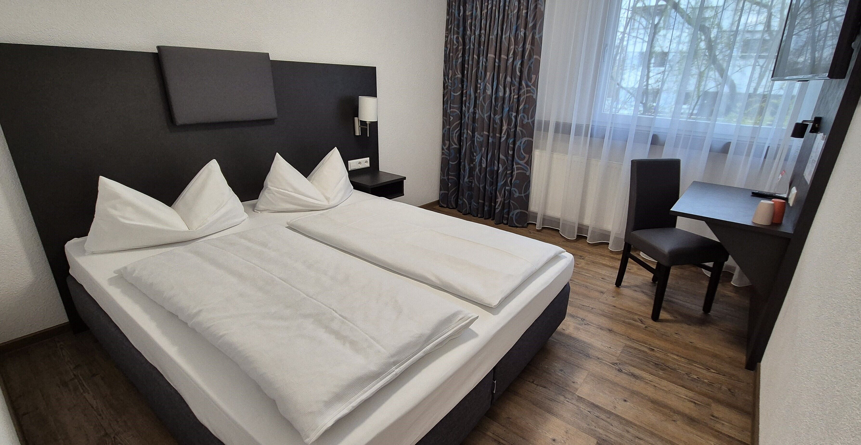 double room | 1 bedroom, hypo-allergenic bedding, desk, laptop workspace