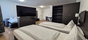Hypo-allergenic bedding, desk, laptop workspace, soundproofing - Melvi Hotel Goeppingen (Goeppingen)
