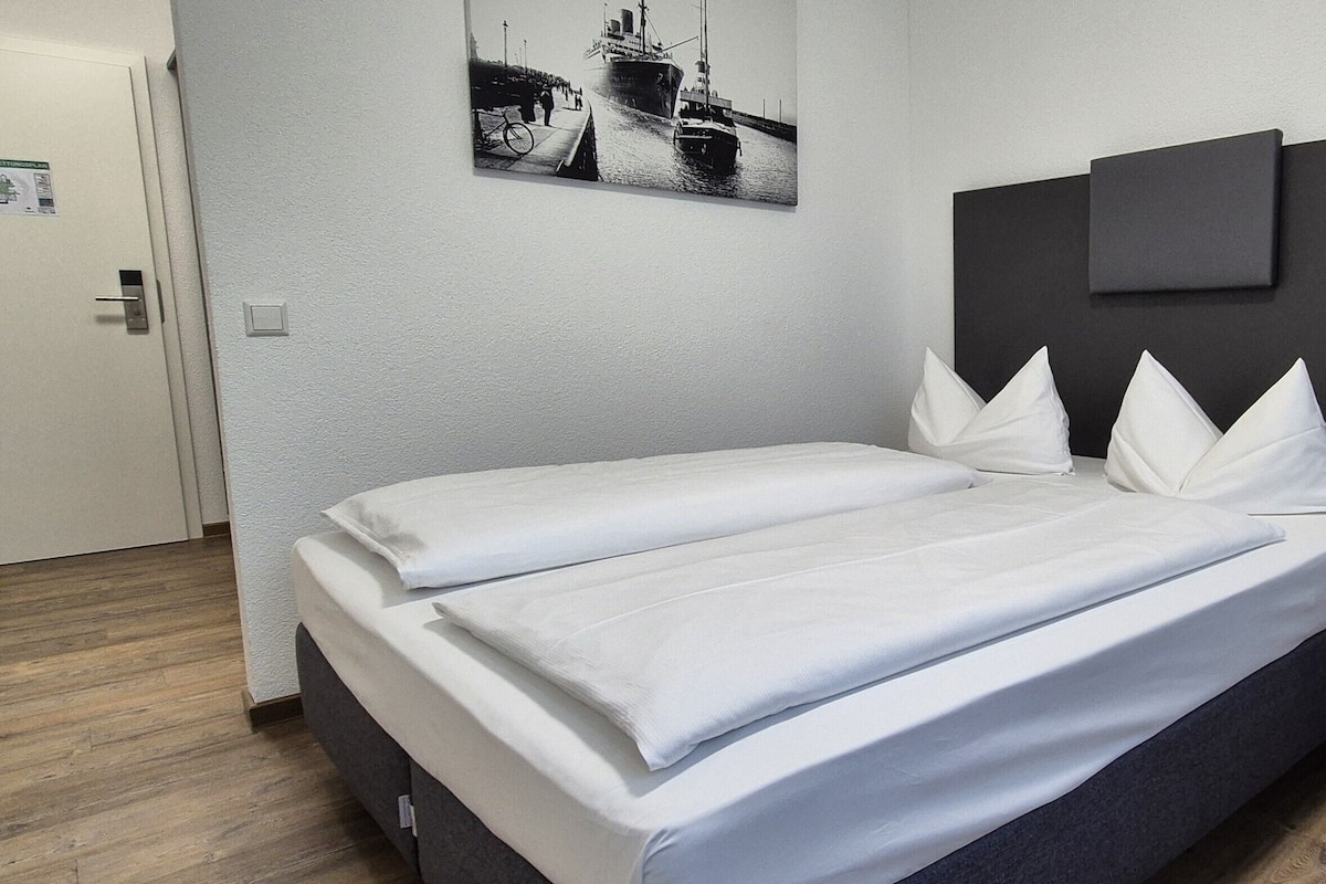 Doppelzimmer | Allergikerbettwaren, Schreibtisch, laptopgeeigneter Arbeitsplatz