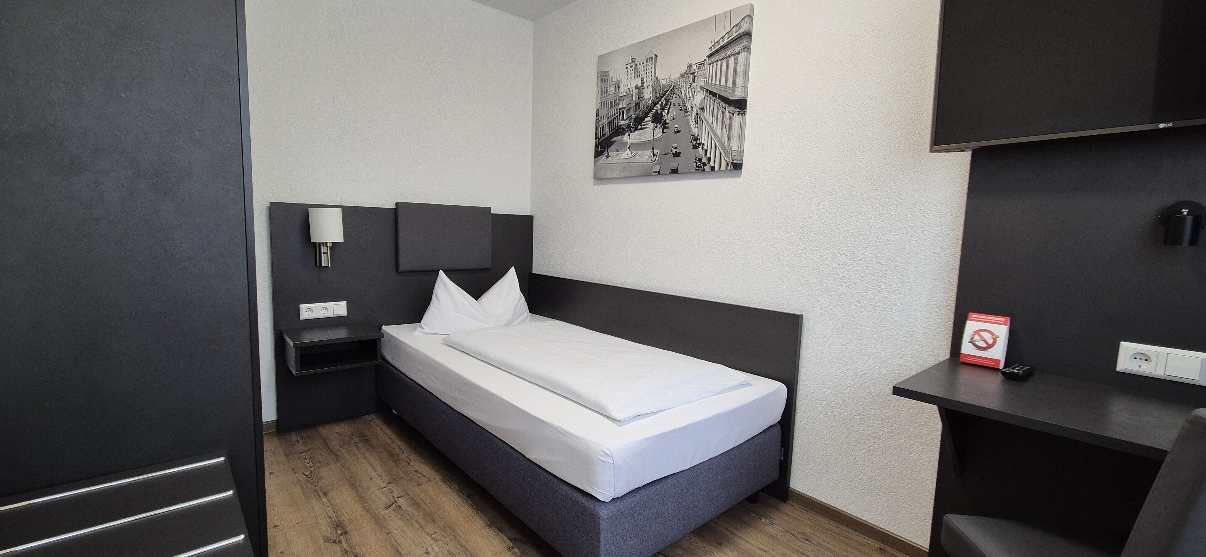 single room | 1 bedroom, hypo-allergenic bedding, desk, laptop workspace