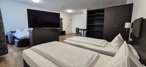 Hypo-allergenic bedding, desk, laptop workspace, soundproofing - Melvi Hotel Goeppingen (Goeppingen)