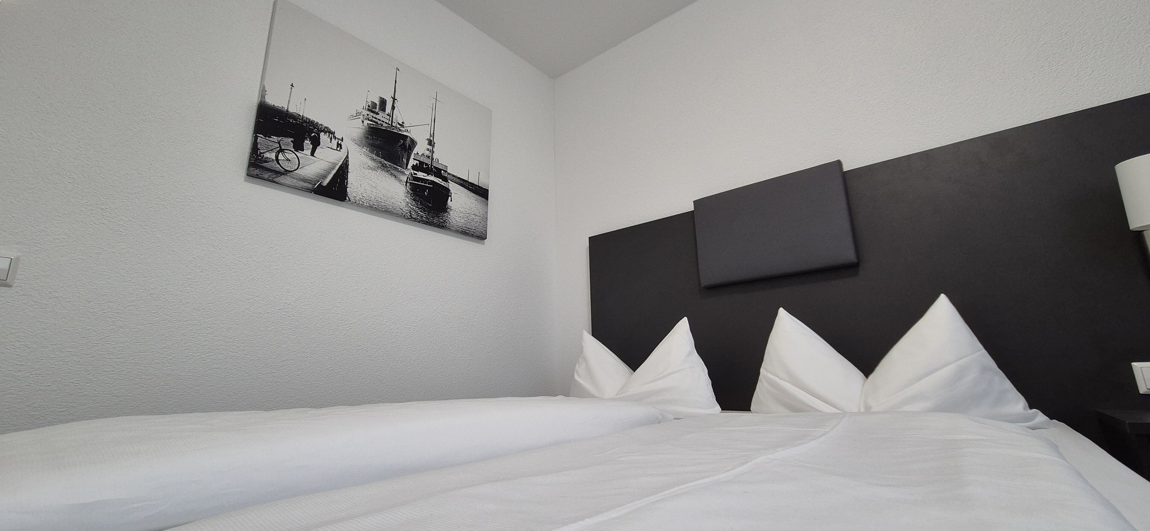 double room | 1 bedroom, hypo-allergenic bedding, desk, laptop workspace