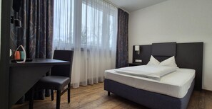 Hypo-allergenic bedding, desk, laptop workspace, soundproofing - Melvi Hotel Goeppingen (Goeppingen)