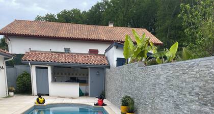 Spacious villa with private pool, summer kitchen, plancha and barbecue near Bayonne