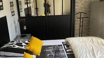 4 slaapkamers, een bureau, een strijkplank/strijkijzer, wifi