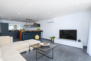 Smart TV, books, stereo - Villa Nana, A Modern 1 Bedroom Property in Komurluk (Antalya)