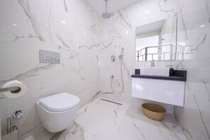 Combined shower/bathtub, hair dryer, towels, soap - Villa Nana, A Modern 1 Bedroom Property in Komurluk (Antalya)