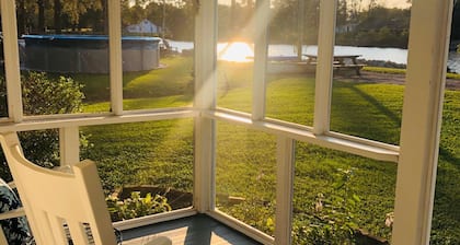 Relax at this beautiful Historic Intracoastal Waterlily Cottage + Game Room