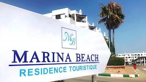 Segnale per Marina Beach Residence Touristique, con logo e testo.