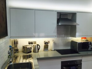 Fridge, microwave, oven, stovetop - Harpenden House Apartment 4 (Harpenden)