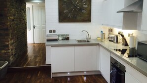 Frigorífico, microondas, horno y placa de cocina
