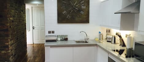 Jääkaappi, mikroaaltouuni, uuni, liesi