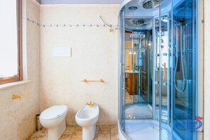Exclusive-Villa, eigener Pool | Badezimmer | Kostenlose Toilettenartikel, Haartrockner, Bidet, Handtücher