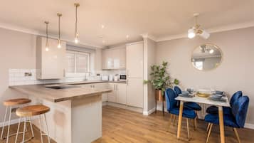 Apartamento clássico | Área de estar | Smart TV 22 polegadas com canais via satélite, TV, Netflix