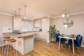 Classic Apartment | Living area | 22-inch Smart TV with satellite channels, TV, Netflix - Waverley Suite No57 - Donnini Apartments (Ayr)