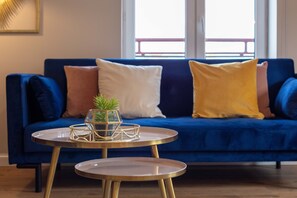 经典公寓 | 起居区 | 22-英寸智能电视(配备卫星频道)、电视、Netflix