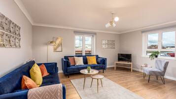 Apartamento clássico | Área de estar | Smart TV 22 polegadas com canais via satélite, TV, Netflix