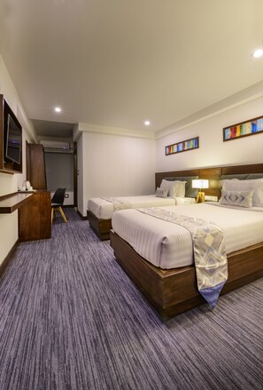 Minibar (mit einigen kostenlosen Artikeln), Zimmersafe, Schreibtisch