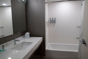 Gratis toiletartikelen, een haardroger, handdoeken