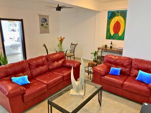 华丽公寓, 2 间卧室, 厨房, 山景 | 起居区 | 40-英寸智能电视 （配备有线频道）、乒乓球