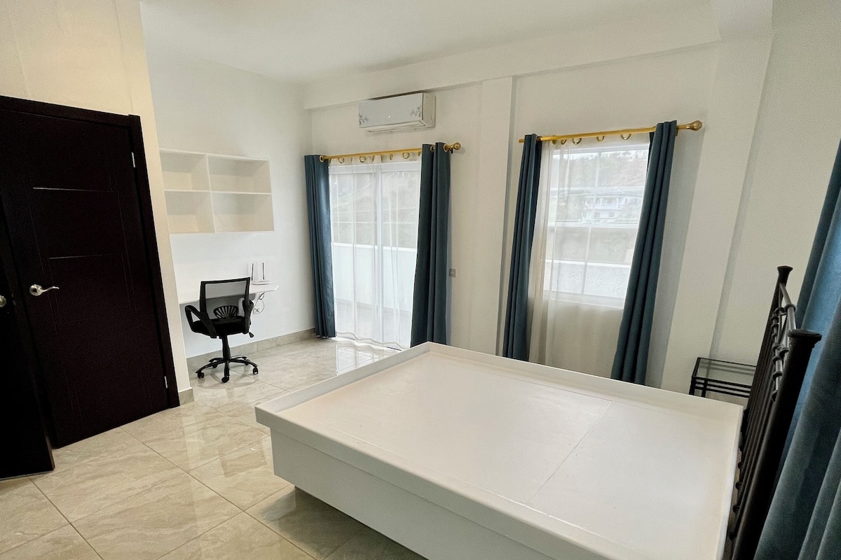 Deluxe Suite, 1 Bedroom, City View, Executive Level | 1 bedroom, in-room safe, desk, laptop workspace