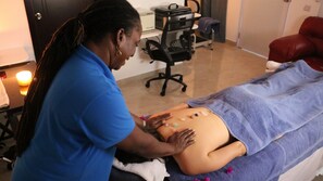 Liệu pháp hương thơm, massage đá nóng, massage mô sâu 