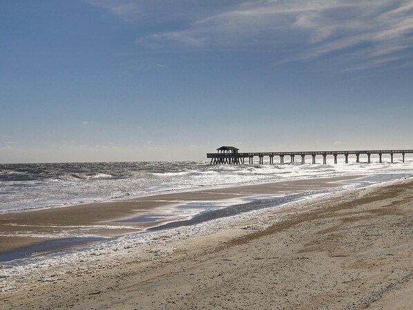Beach nearby, beach umbrellas - Heated Pool Access, Great Porch (Tybee Island)