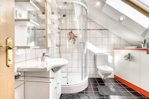 Apartamento (incl Cleaning Fee & City Tax) | Baño | Ducha, secador de pelo y toallas