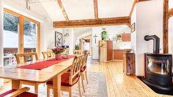 Leilighet (incl Cleaning Fee & City Tax) | Oppholdsområde | TV og peis