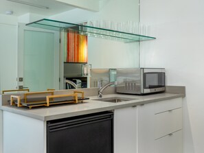 Frigorifero, microonde, forno, piano cottura