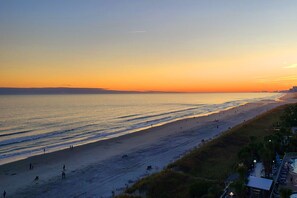 On the beach - Wow! Gorgeous end condo w/panoramic ocean views, 2 master suites, large pool, spacious balcony (North Myrtle Beach)