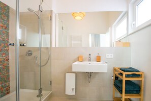 Shower, hair dryer, towels, soap - 15 minutes to the old town - apartment in former industrial building (Nürnberg)