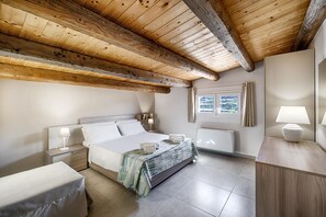 5 bedrooms, iron/ironing board, WiFi, bed sheets