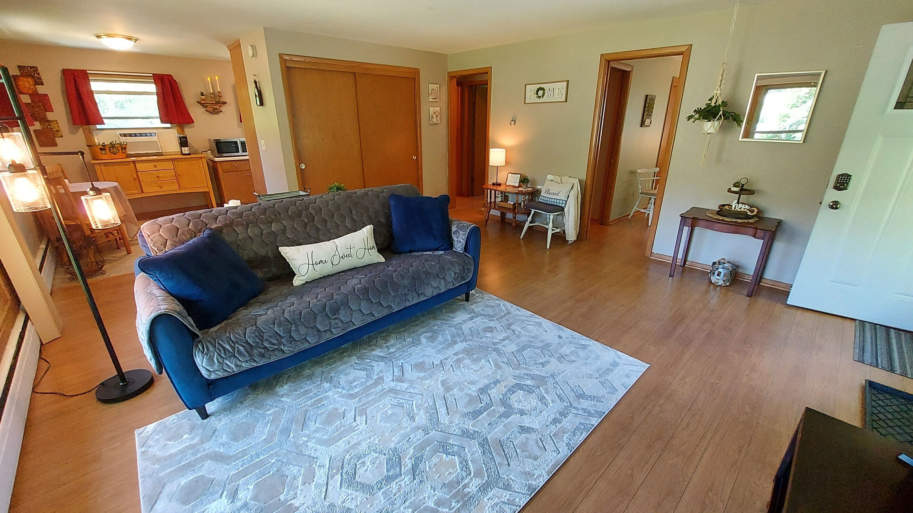 Peaceful trees- private tree-top 2nd story duplex, balcony with views!