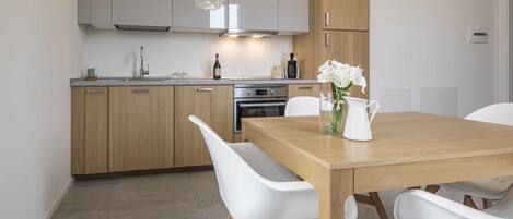 Kühlschrank, Mikrowelle, Ofen, Geschirrspüler