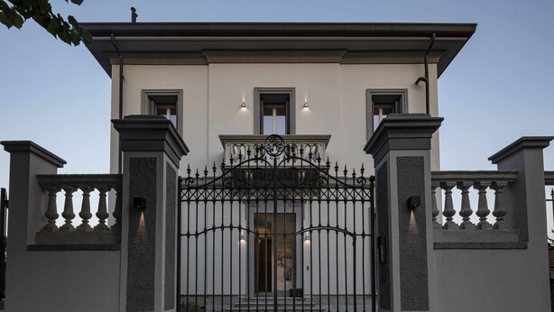 A gated entrance with a wrought iron gate, a balcony with a balustrade, and a building facade with a symmetrical design. - CA ’DEL RE’ SCARTOZZ Riva dei Bruti (Gavirate)