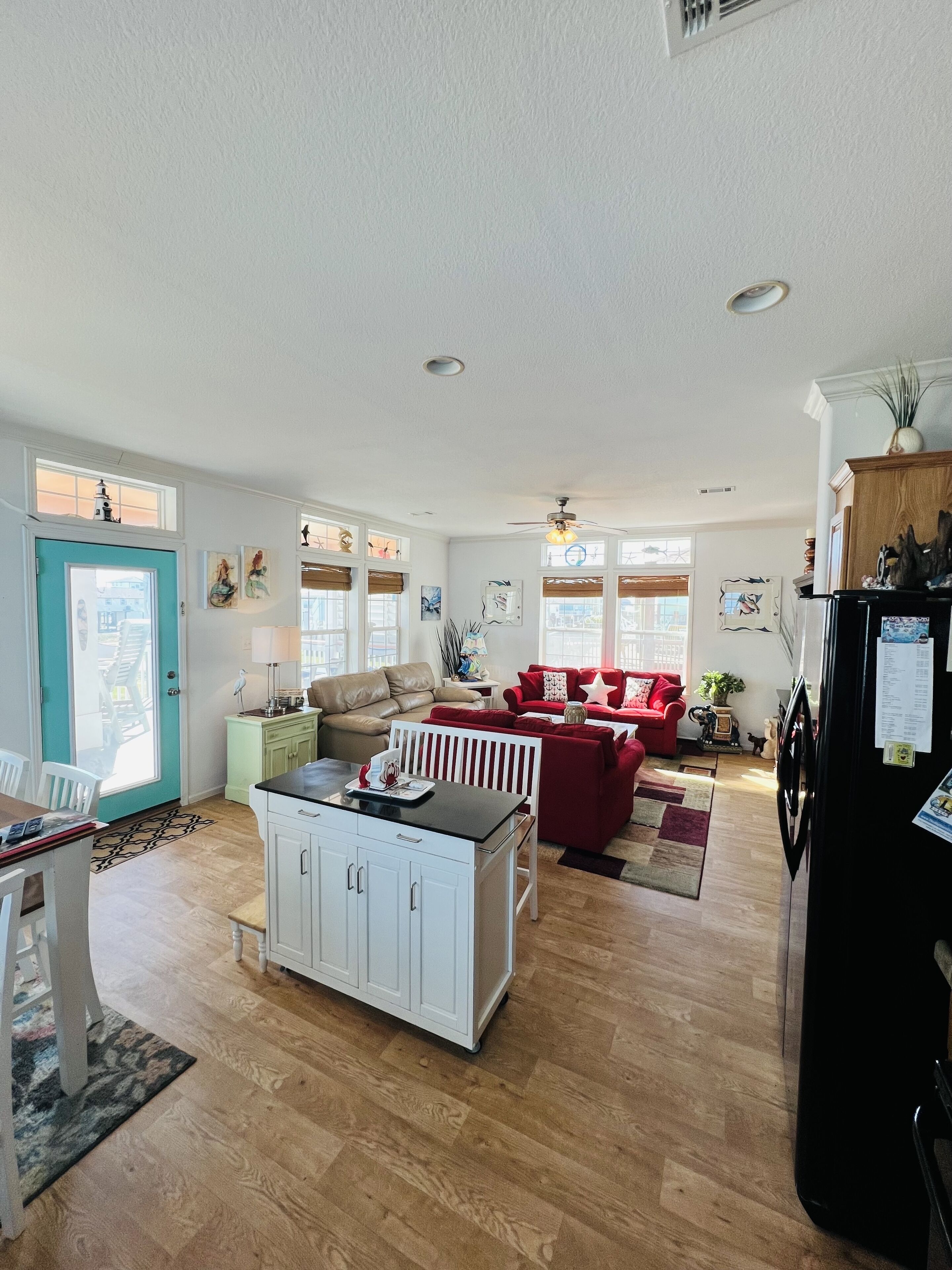 智能電視、壁爐、DVD 播放機、書籍