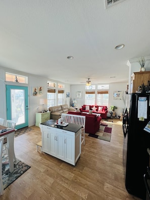 Smart TV, caminetto, lettore DVD, libri