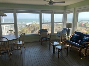 TV connectée, lecteur de DVD, livres