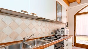 Căn hộ phong cách cổ điển | Bếp nhỏ riêng