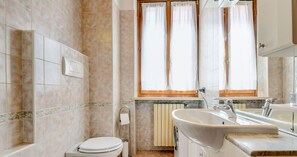 Klassiek appartement | Badkamer | Een douche, gratis toiletartikelen, een haardroger, een bidet