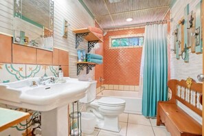 Baignoire, sèche-cheveux, serviettes fournies