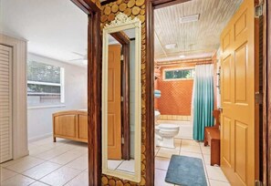 Baignoire, sèche-cheveux, serviettes fournies