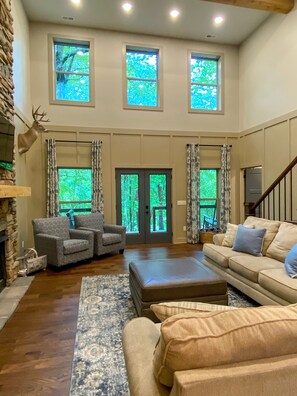 Smart TV, fireplace, books - "Lazy River Cottage" just steps from Desoto Falls on Little River in Mentone, AL (Mentone)