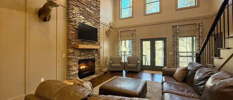 Smart-TV, Kamin, Bücher