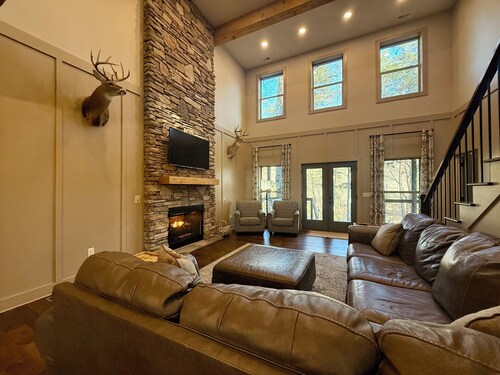 "Lazy River Cottage" just steps from Desoto Falls on Little River in Mentone, AL