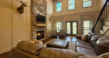 "Lazy River Cottage" just steps from Desoto Falls on Little River in Mentone, AL