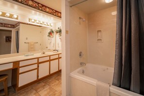 Combined shower/tub, jetted tub, hair dryer, towels