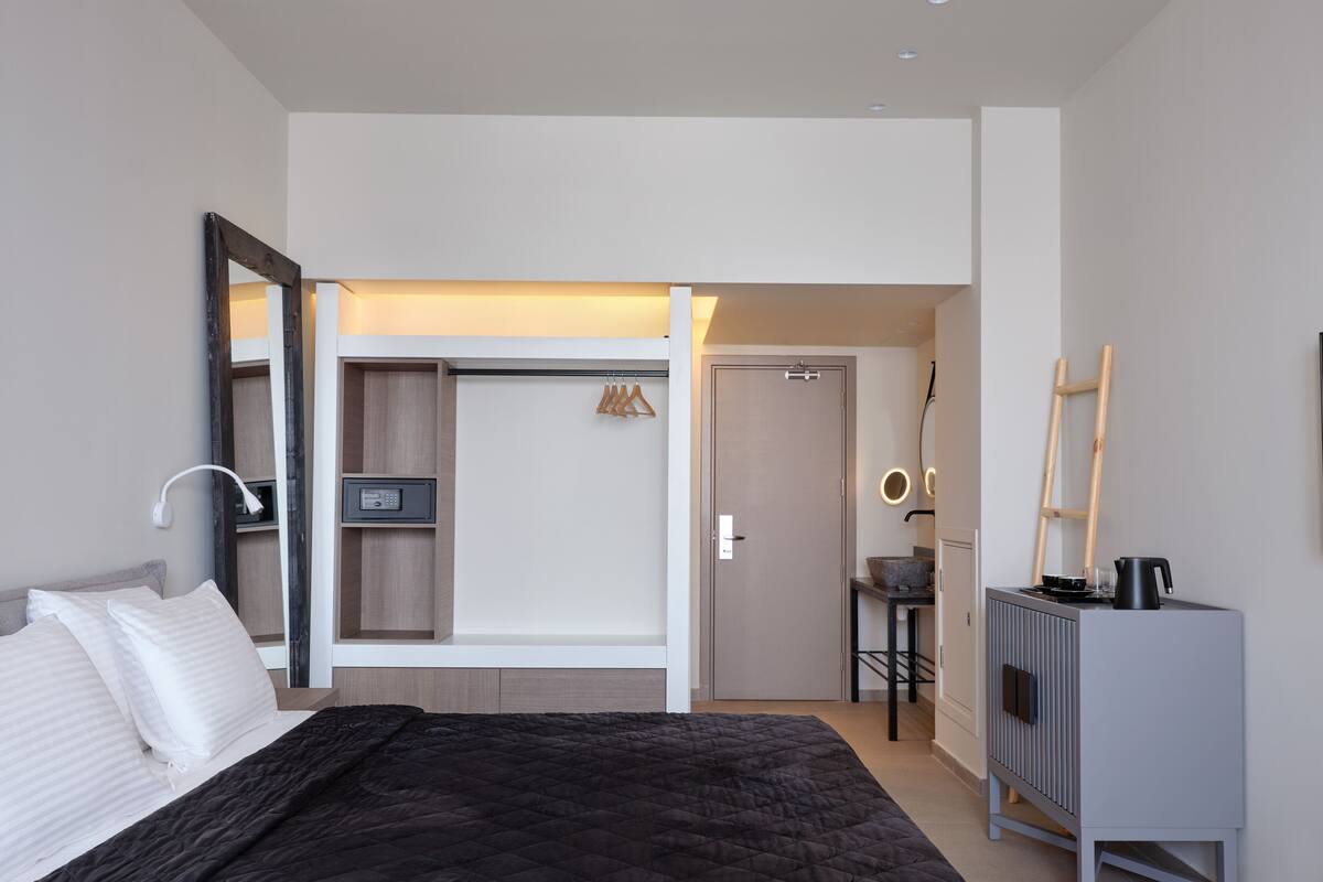 In-room safe, soundproofing, free WiFi, bed sheets